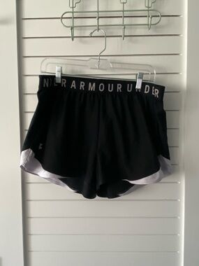 Under Armour Black and White Athletic Lightweight Shorts Size XL Has Pockets